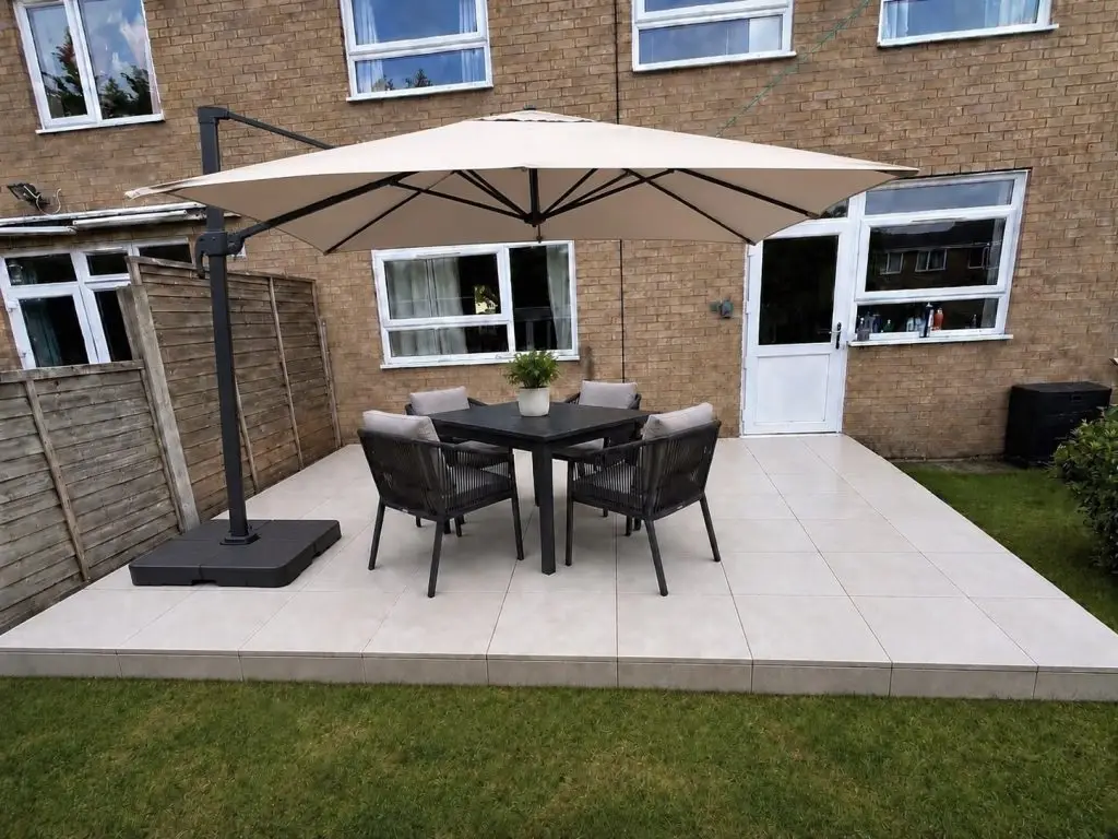 Porcelain patio and outdoor dining area